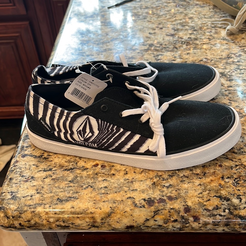 Volcom NWT mens lo-fi shoe black and white